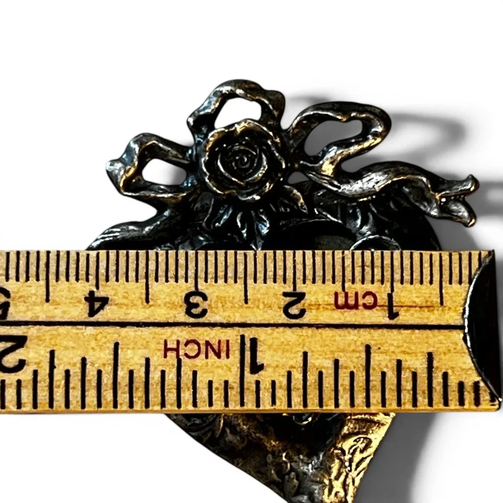 N/A heart brooch